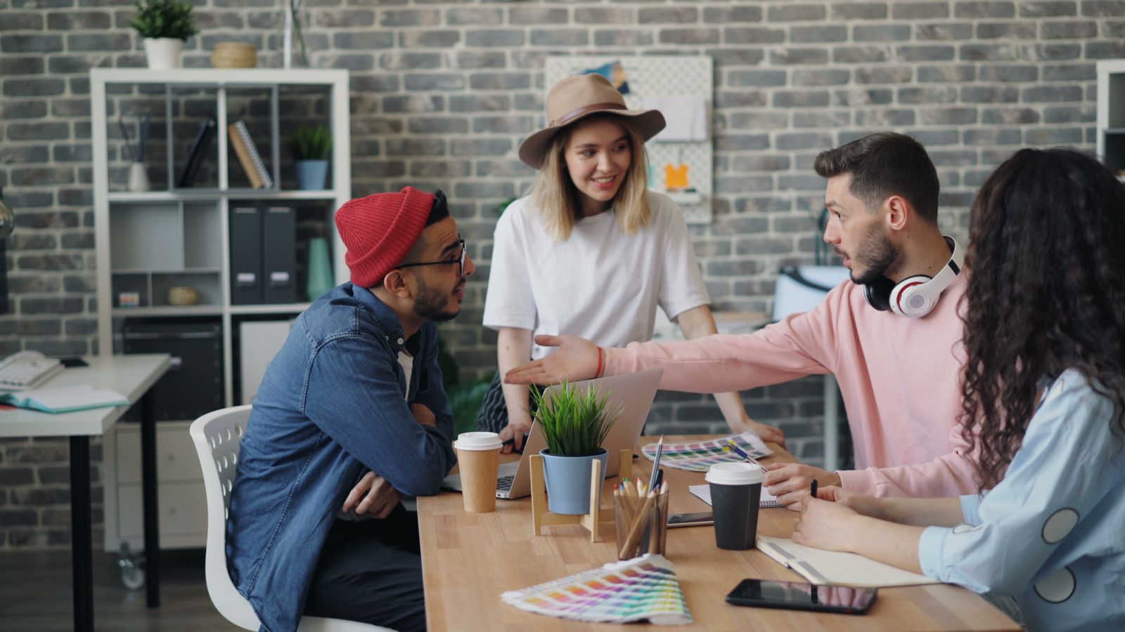 Equipo de Masstudio en una sesión de diseño